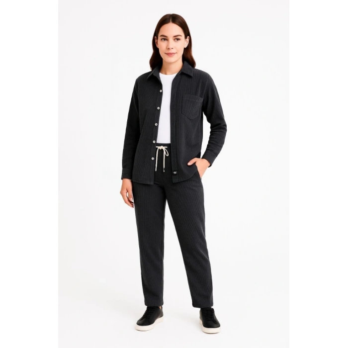Kadife Oversize Takım – Gömlek Ve Pantolon İkili Set Füme Corduroy Şıklığı, Rahat Ve Zarif Duruş Yumuşak Dokulu Kadife Kumaş, Düğmeli Gömlek Üst Ve Lastikli Pantolon Alt Parça Ile Gün Boyu Konfor- Siyah
