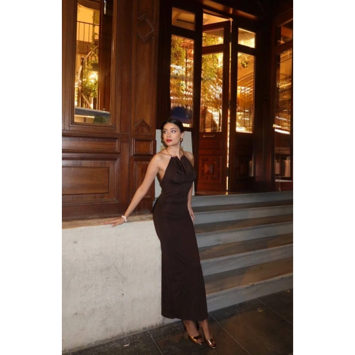 Kadın Aksesuarlı Halter Yaka Sırt Dekolte Detay Maxi Boy Elbise