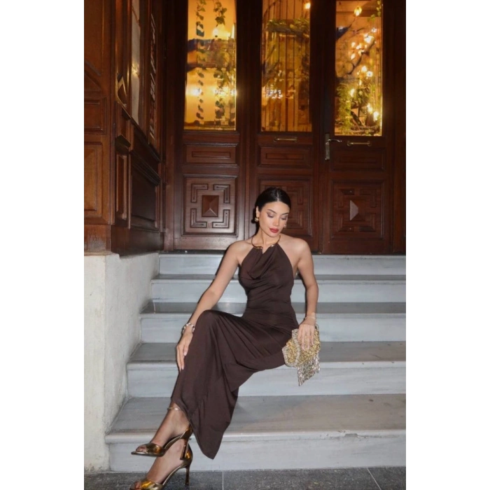 Kadın Aksesuarlı Halter Yaka Sırt Dekolte Detay Maxi Boy Elbise