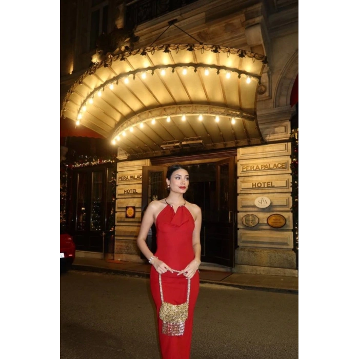 Kadın Aksesuarlı Halter Yaka Sırt Dekolte Detay Maxi Boy Elbise