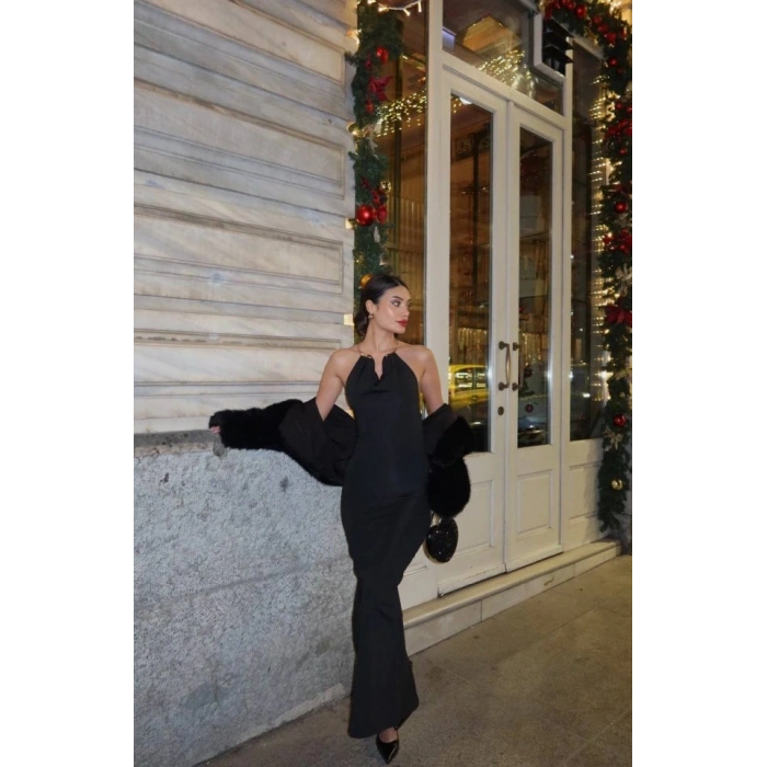 Kadın Aksesuarlı Halter Yaka Sırt Dekolte Detay Maxi Boy Elbise