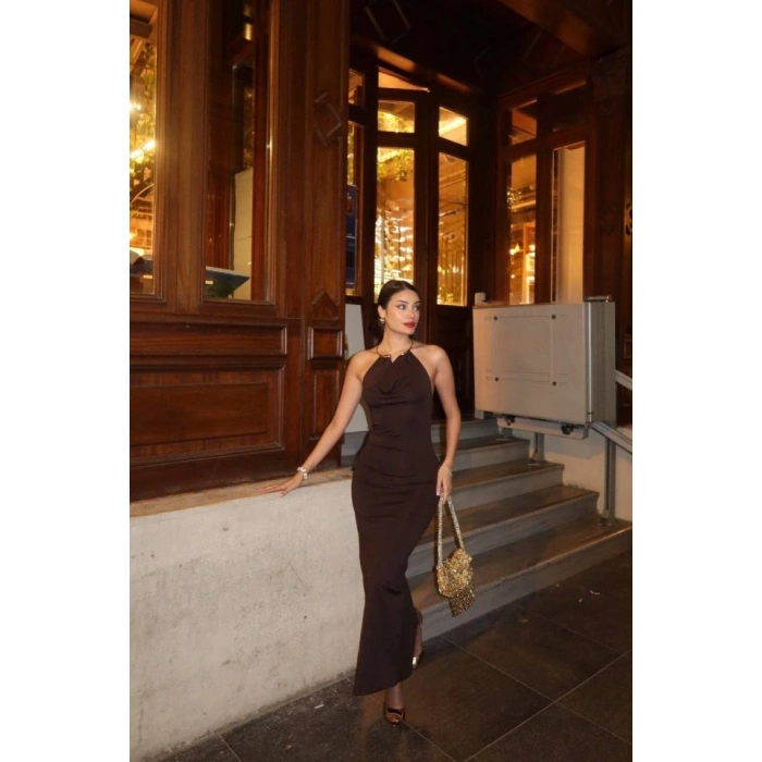 Kadın Aksesuarlı Halter Yaka Sırt Dekolte Detay Maxi Boy Elbise