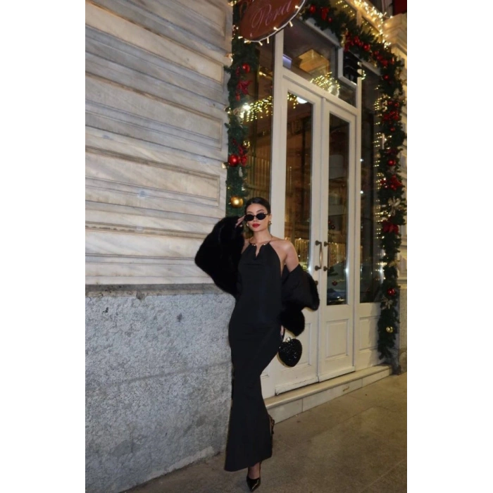 Kadın Aksesuarlı Halter Yaka Sırt Dekolte Detay Maxi Boy Elbise