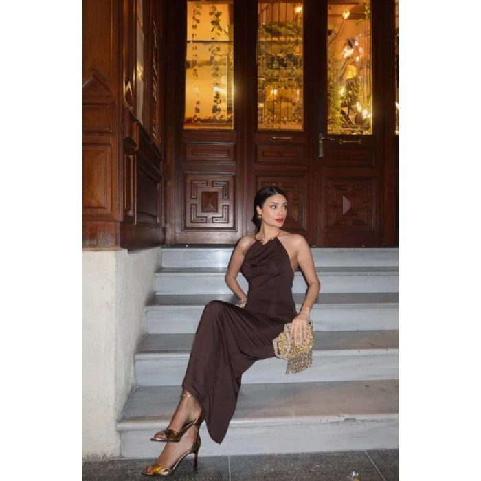 Kadın Aksesuarlı Halter Yaka Sırt Dekolte Detay Maxi Boy Elbise