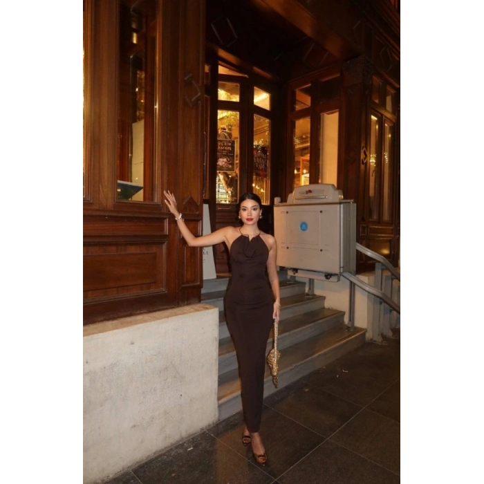 Kadın Aksesuarlı Halter Yaka Sırt Dekolte Detay Maxi Boy Elbise