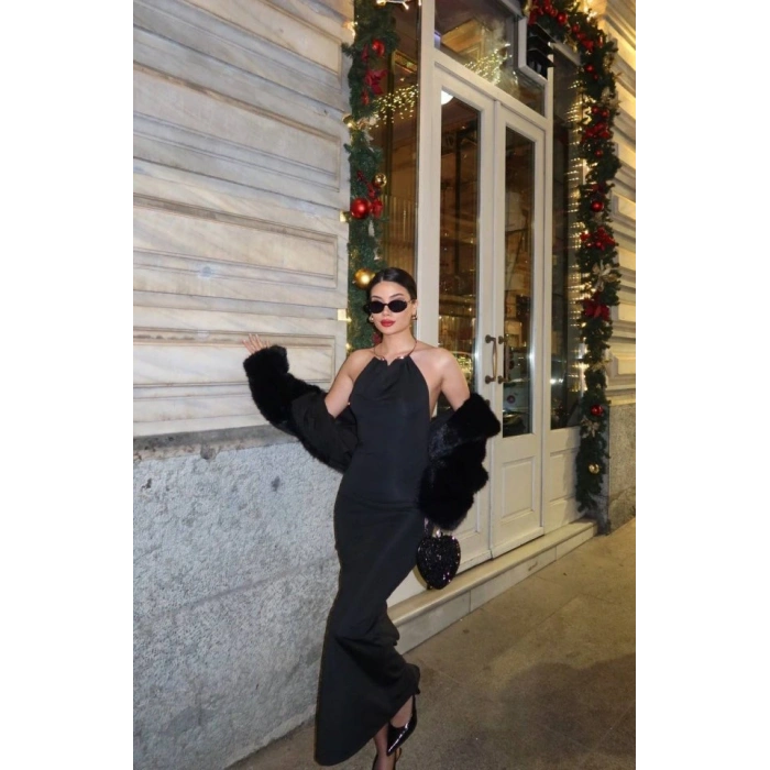 Kadın Aksesuarlı Halter Yaka Sırt Dekolte Detay Maxi Boy Elbise