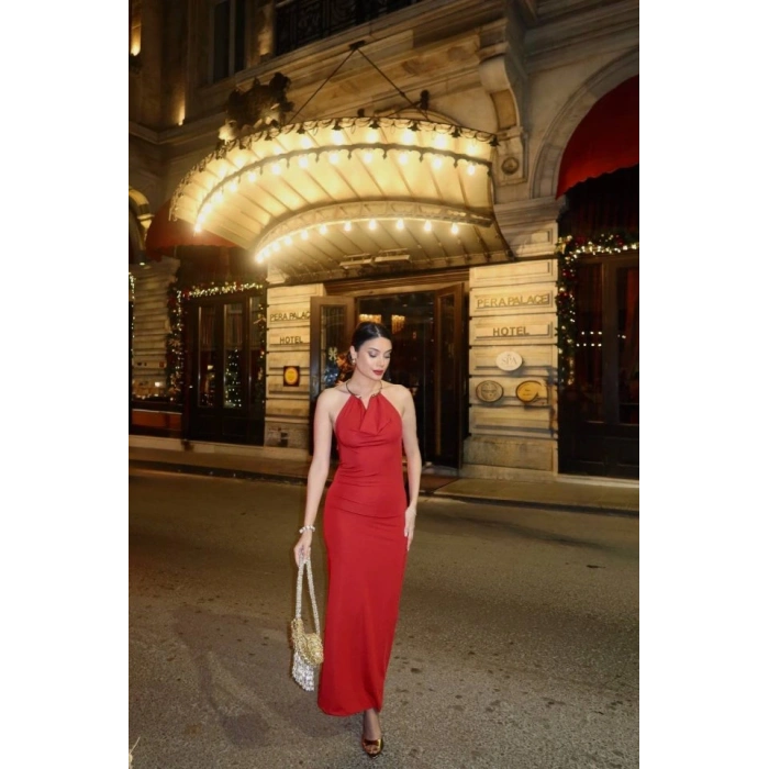 Kadın Aksesuarlı Halter Yaka Sırt Dekolte Detay Maxi Boy Elbise