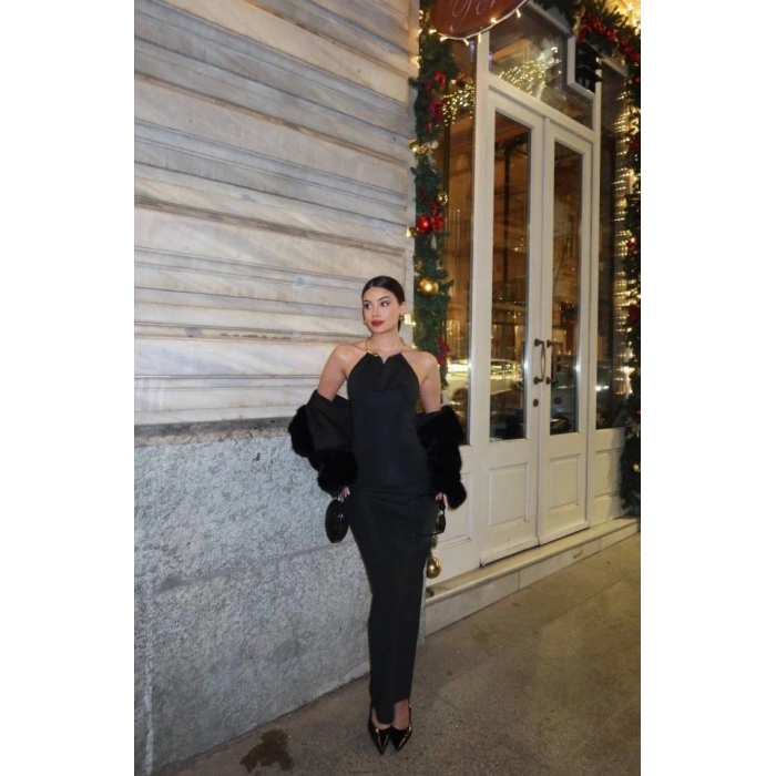 Kadın Aksesuarlı Halter Yaka Sırt Dekolte Detay Maxi Boy Elbise