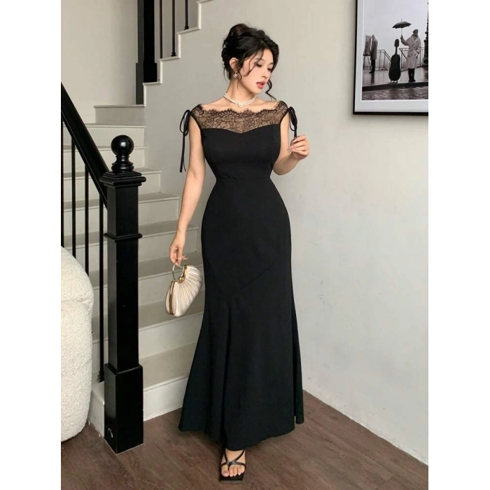 Kadın Göğüs Ve Yakası Dantel Detaylı Kayık Yaka Görünümlü Uzun Ithal Krep Elbise