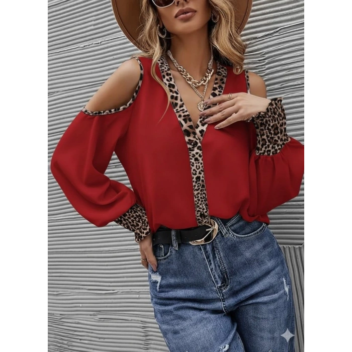 Kadın Omuzlardan Açık Yakalı önden Düğmeli Leopar Detaylı Sandy Bluz