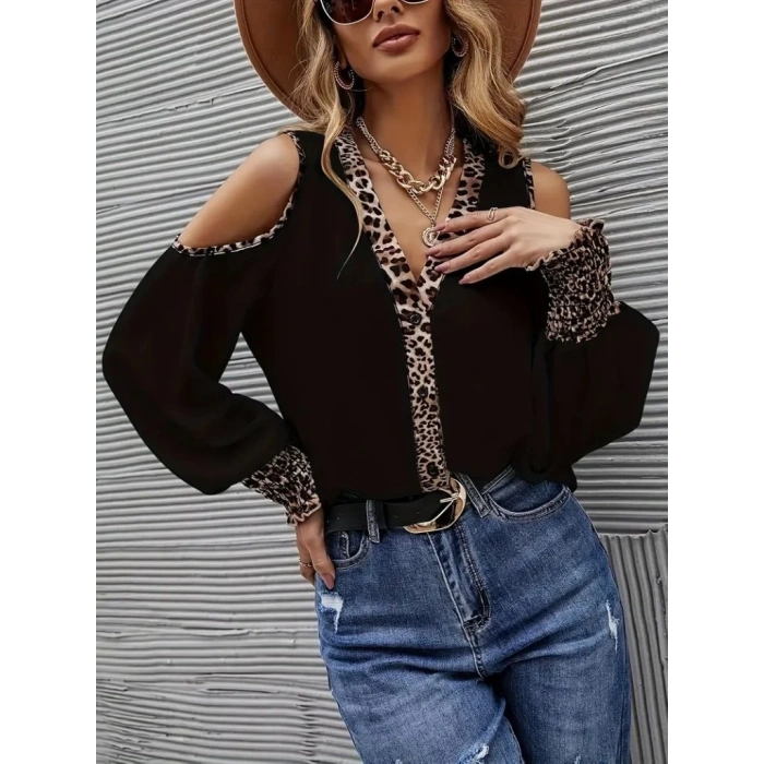 Kadın Omuzlardan Açık Yakalı önden Düğmeli Leopar Detaylı Sandy Bluz