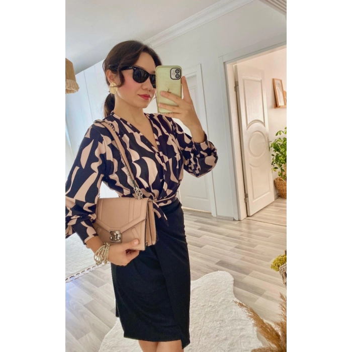 Kadın Uzun Kollu Kruvaze Yaka Dijital Baskılı Fiyonk Detay Atlas Kumaş Elbise