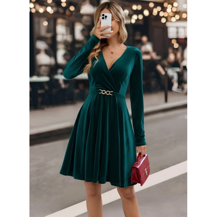 Kadın Uzun Kollu Kruvaze Yakalı Toka Detaylı Mini Kadife Elbise