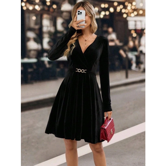 Kadın Uzun Kollu Kruvaze Yakalı Toka Detaylı Mini Kadife Elbise