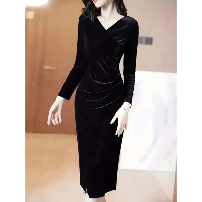 Kadın Uzun Kollu Kruvaze Yakalı Yandan Büzgülü önden çapraz Detaylı Midi Kadife Elbise