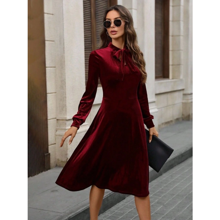 Kadın Uzun Kollu Yakadan Fiyonklu Cepli Midi Kadife Elbise