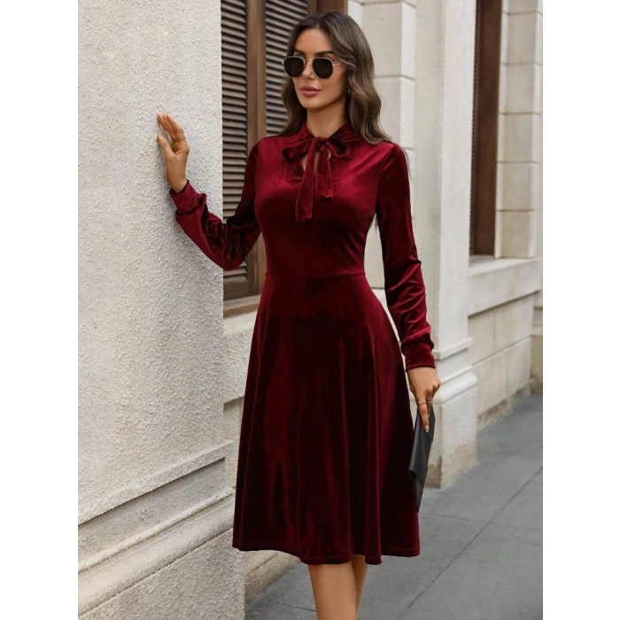 Kadın Uzun Kollu Yakadan Fiyonklu Cepli Midi Kadife Elbise