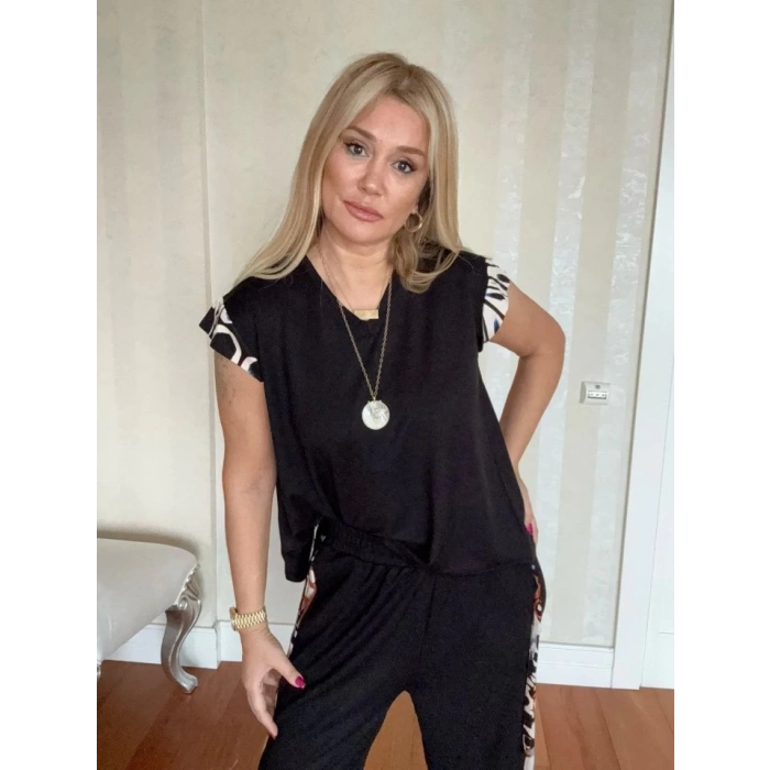 Kadın Yarasa Kol Dijital Baskı Detay Bluz Ve Yanı şerit Detay Kristal Kumaş Pantolon Ikili Takım