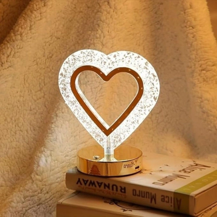 Kalp Şeklinde Kristal LED Masa Lambası – Dokunmatik, 3 Renk Işık Modlu, Şarjlı Mini Dekoratif Gece Lambası (4940)