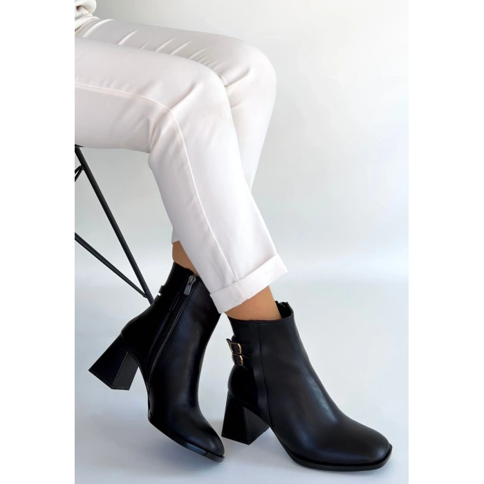 Kanda Siyah Cilt Topuklu Bot