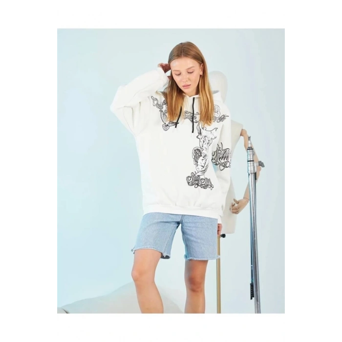 Kapüşonlu Üç İplik Sweatshirt – Beyaz Strong Heykel Baskılı, Rahat Kalıp, Kanguru Cepli Modern Tasarım