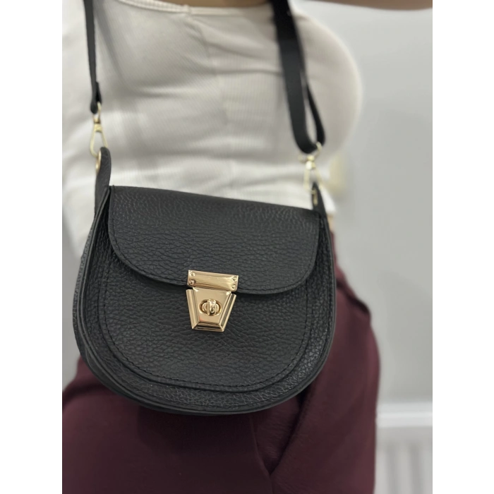 Klasik kapaklı siyah cilt çanta