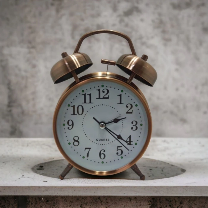 Nostaljik Çalar Saat – Retro Tasarım, Sessiz Akan Mekanizma, Yüksek Sesli Alarm, Masa ve Komodin İçin Dekoratif Saat (4940)