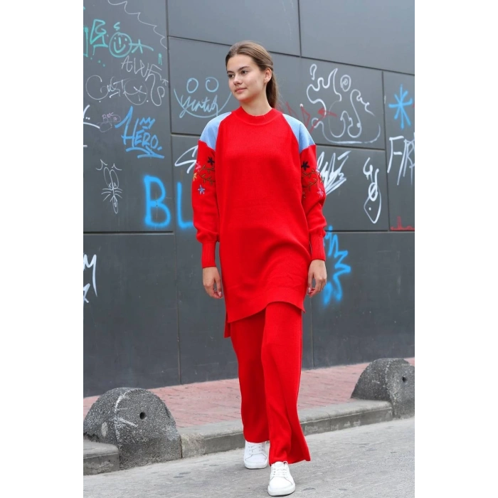 Omuz detaylı kol nakışlı ikili alt üst triko takım kırmızı