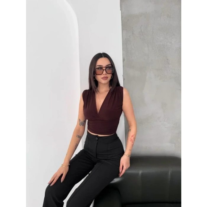 Vatkalı Kolsuz V Yaka Drapeli Crop Bluz Likralı Fit - Kahverengi