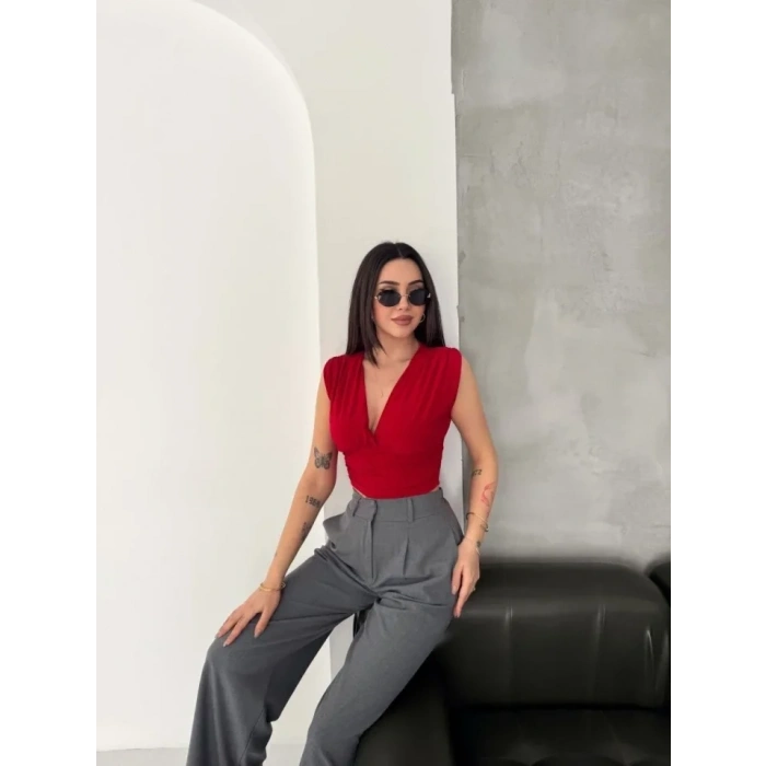 Vatkalı Kolsuz V Yaka Drapeli Crop Bluz Likralı Fit - Kırmızı