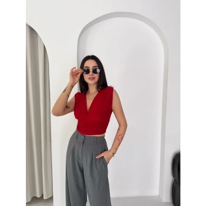 Vatkalı Kolsuz V Yaka Drapeli Crop Bluz Likralı Fit - Kırmızı