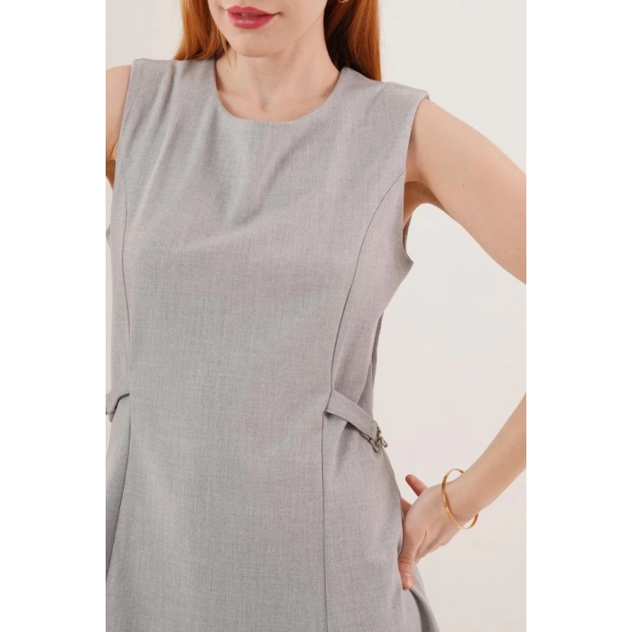 Yanları Zincir Detaylı Sıfır Kol Gri Mini Elbise