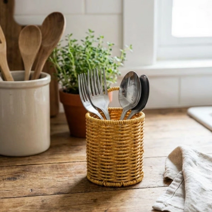 Yuvarlak Hasır Dokulu Plastik Rattan Kaşıklık &amp; Çatallık – Askılı Kendiliğinden Tutmalı Çok Amaçlı Mutfak Organizeri (4940)