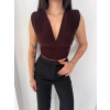 Vatkalı Kolsuz V Yaka Drapeli Crop Bluz Likralı Fit - Kahverengi