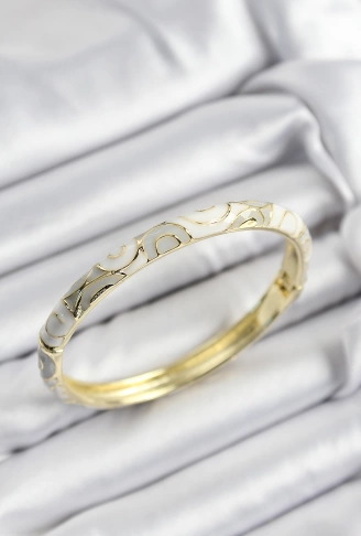 Mineli Pirinç Beyaz Ve Gri Sarmal Motifli Gold Renk Kadın Kelepçe
