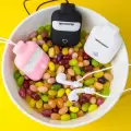 Apple Airpods Kılıf Boyun Askılı Jelly Bean Tasarımlı Lisanslı Switcheasy Colorbuddy Kapak