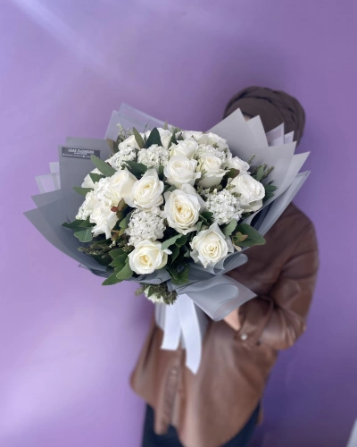 Beyaz Güllü Buket