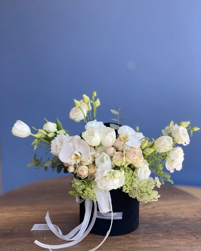 Siyah Kutuya Beyaz Krem Aranjman