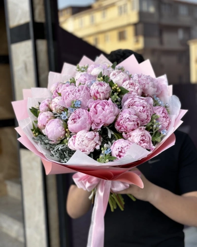 Pembe Şakayık Ve Mavi Çiçekler