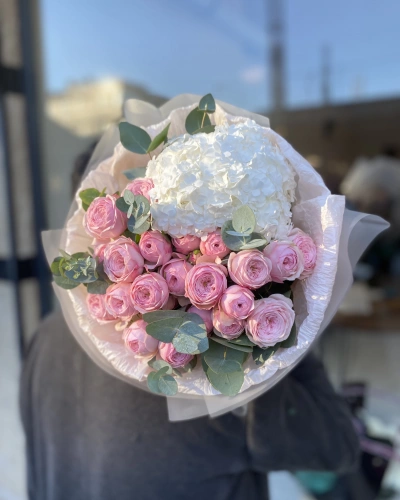 Beyaz Ortanca Özel Çardak Gül Buketi