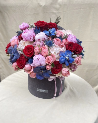 Kutuda Şakayık Kırmızı Gül Karışık Aranjman