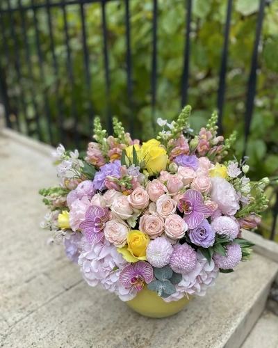 Sarı Fanusta Renkli Aranjman