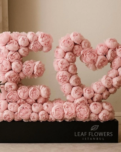 Pembe Şakayıklarla Harf Ve Kalp