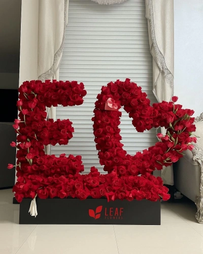 Kırmızı Güllerle Hazırlanmış Harf Ve Kalp