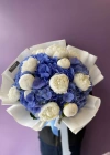 باقة زهور البنفسج الأزرق والرانونكل الأبيض