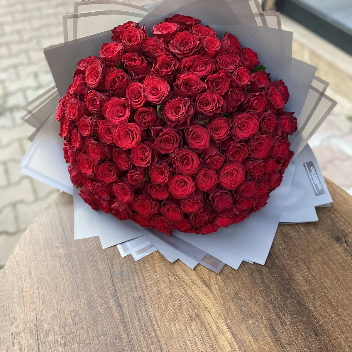 الوردة الحمراء