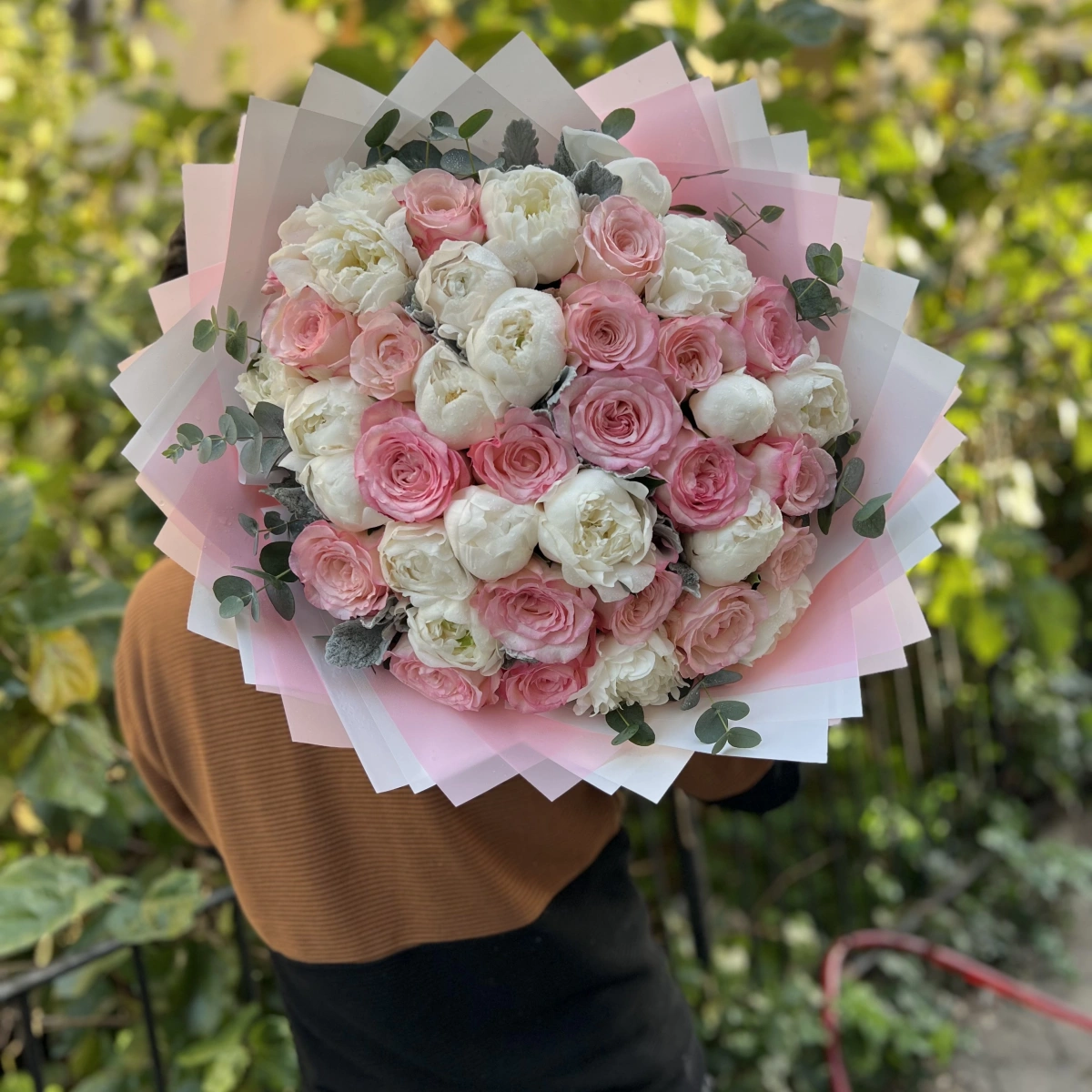 Beyaz Şakayık Pembe Gül Buketi