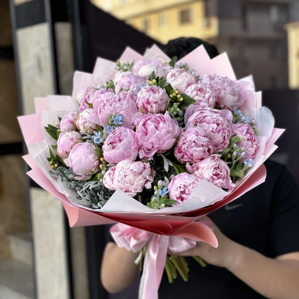 Pembe Şakayık Ve Mavi Çiçekler