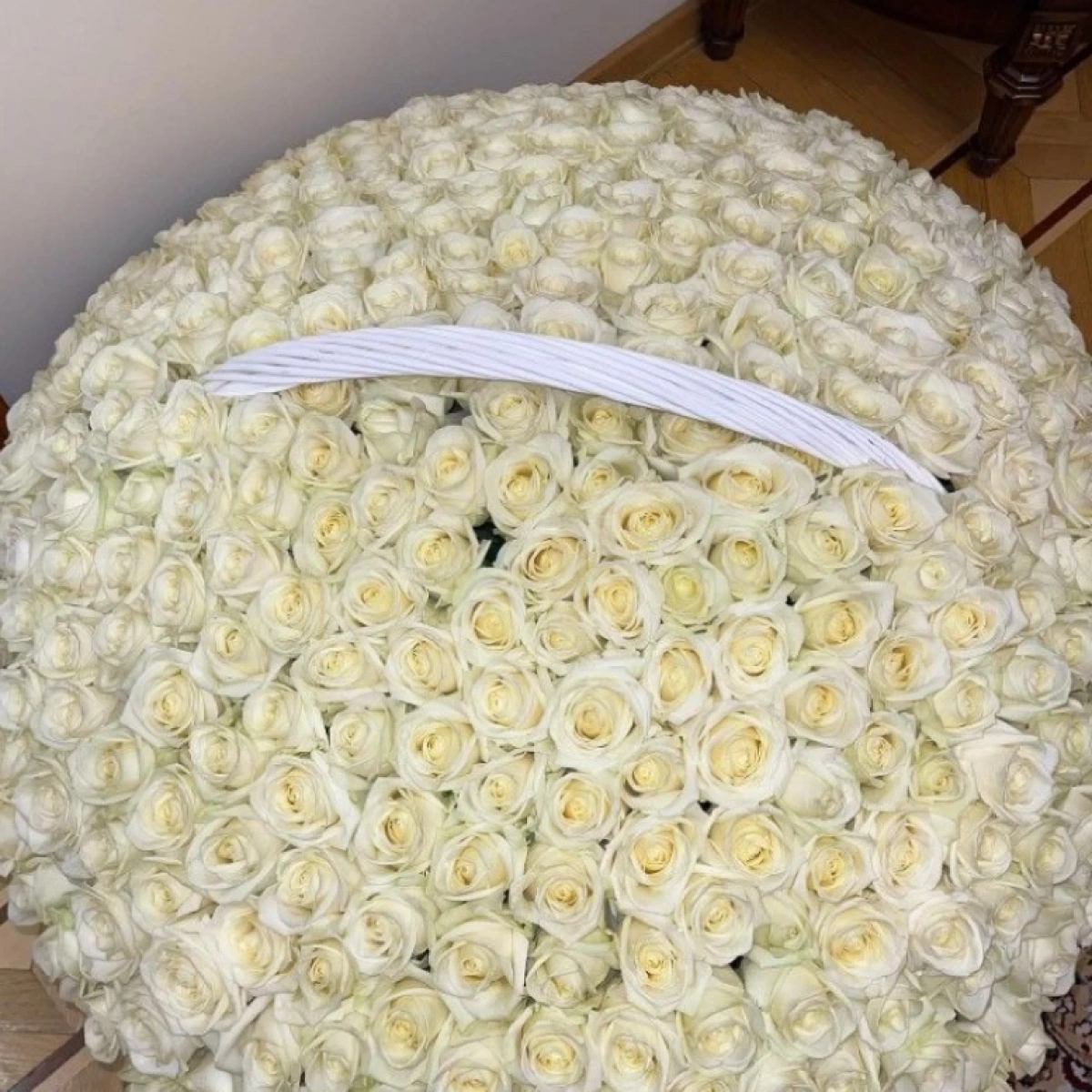 301 Pieces White Rose Arrangement