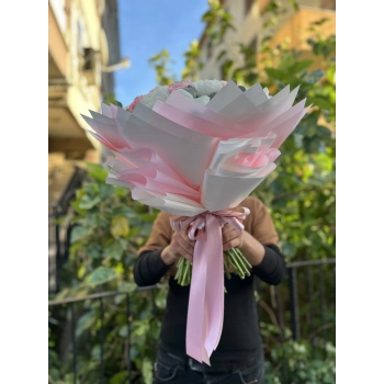 باقة زهور الفاوانيا البيضاء والورد الوردي